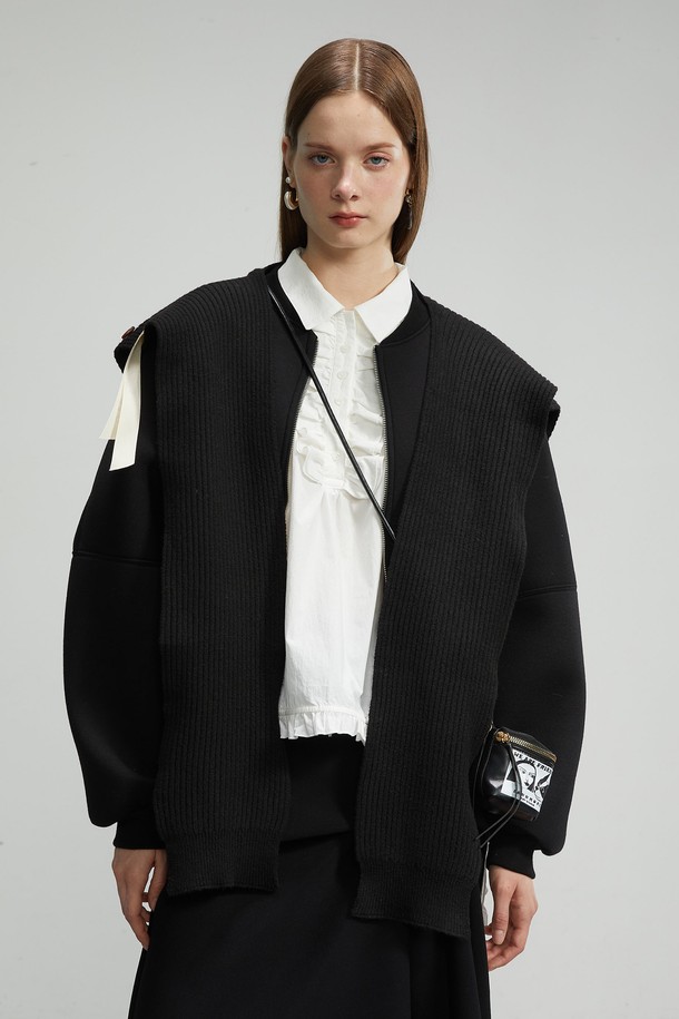 로맨틱, 페미닌 무드를 연출하는 레터링 코인 숄더백입니다. 2023 F/W 컬렉션으로 출시되었으며, 시그니처 프린트와 키링 디테일이 돋보입니다. 스몰 사이즈로 데일리, 일상용으로 적합하며, 탈부착 및 길이 조절이 가능한 숄더 스트랩이 특징입니다. 코인백 디자인으로 실용성을 더했으며, 미니멀, 클래식 스타일에도 잘 어울립니다. FREE 사이즈로 제작되었습니다.
