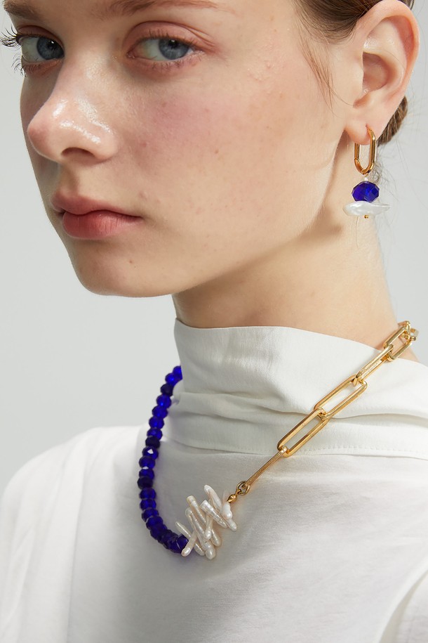 블루 포인트 바로크 진주 귀걸이는 우아함이 돋보이는 여성용 귀걸이입니다. 2023 F/W 컬렉션으로, 바로크 진주와 오스트리아 크리스탈의 조화가 고급스러운 분위기를 자아냅니다. 비대칭 디자인과 세이지 골드 마감, 자연스러운 진주 광택이 특징이며, 3.5/4.5cm의 적절한 사이즈로 제작되었습니다. 파티룩, 데이트룩, 모임룩 등 다양한 TPO에 매치하여 클래식, 로맨틱, 미니멀 스타일을 연출할 수 있습니다.
