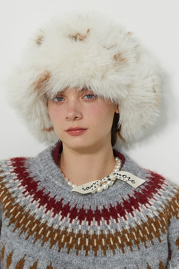 베이지 컬러의 따뜻한 러시아 털모자입니다. 부드러운 폴리에스터 소재로 제작되어 포근한 착용감을 선사하며, 깊은 깊이감으로 보온성을 높였습니다. 귀덮개와 토글 단추 디자인으로 시크하고 로맨틱한 스타일을 연출하며, 귀덮개를 내려 따뜻하게, 위로 올려 다른 스타일로 다양하게 활용할 수 있습니다. 가을, 겨울철 데일리룩, 산책룩, 여행룩에 매치하여 보온성과 스타일을 동시에 잡으세요. 무지 디자인으로 어떤 옷에도 잘 어울려 활용도가 높습니다.
