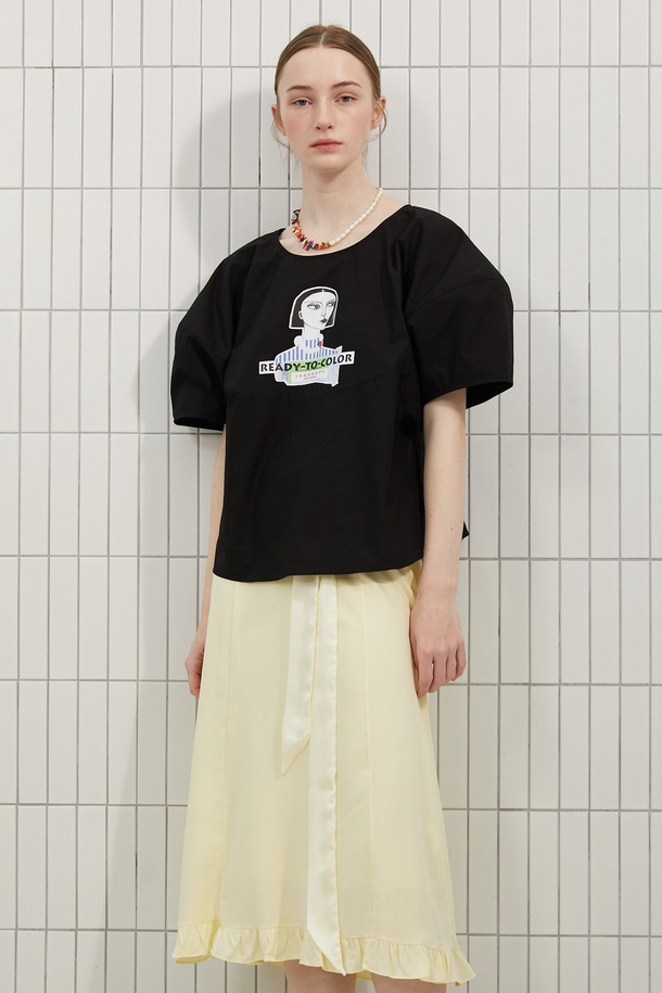 시그니처 프린트 랜턴 슬리브 블라우스는 여성스러운 실루엣을 연출하는 블라우스입니다. 블랙 컬러의 면 혼방 소재로 제작되어 봄, 여름 시즌 데일리 및 캐주얼룩 모두 소화 가능합니다. 강아지 일러스트와 아트툴 프린트의 시그니처 프린트가 돋보이며, 루즈핏과 라운드넥 디자인으로 편안한 착용감을 선사합니다. 

긴 소매에 랜턴 슬리브 디자인과 러플 디테일이 더해져 로맨틱한 무드를 자아내며, 허리 피트감으로 여성스러운 라인을 강조합니다. 쇼핑룩, 카페룩 등 다양한 TPO에 어울리며, 캐주얼, 클래식, 로맨틱 스타일을 즐기는 분들께 추천합니다. 러플 스커트와 함께 매치하여 더욱 스타일리시하게 연출할 수 있습니다.
