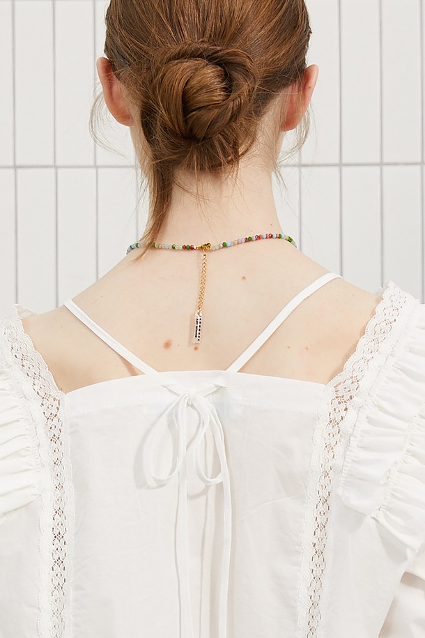 2025 봄/여름 컬렉션의 "크리스탈 썸머" 목걸이는 그린, 스카이블루, 옐로우, 레드, 오렌지 등 다채로운 크리스탈 컬러를 담아낸 여성용 쥬얼리입니다. 캐주얼 및 보헤미안 스타일을 아우르는 디자인으로, 비즈와 펜던트 장식이 돋보이며, 디자이너가 직접 그린 일러스트레이션이 돋보입니다. 데일리룩은 물론 특별한 날에도 포인트를 더할 수 있으며, 로고 펜던트가 세련된 느낌을 더합니다. 42cm에 5cm 체인이 더해져 레이어드 스타일링이 용이합니다.
