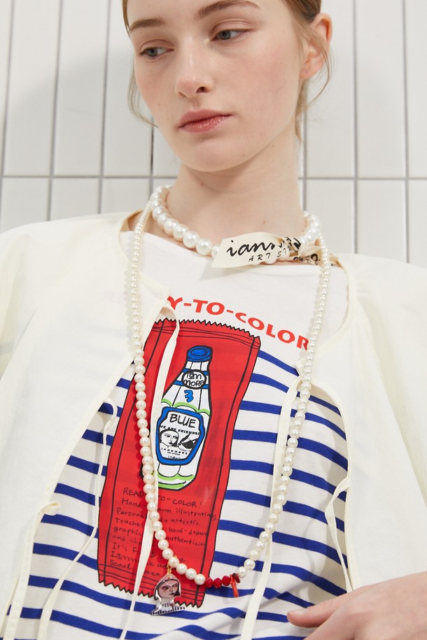 "시그니처 펜던트 & 롱진주목걸이"는 캐주얼, 클래식, 로맨틱 스타일을 아우르는 롱 목걸이입니다. 89cm 길이의 이 목걸이는 8mm 양식 진주, 8mm 오스트리아 크리스탈, 10-20mm 산호, 그리고 골드 도금 소재로 제작되어 고급스러운 분위기를 더합니다. 일러스트 프린트 패턴과 펜던트, 진주, 크리스탈, 산호 디자인 장식이 돋보이며, 레이어드 디자인과 에폭시 마감으로 섬세함을 더했습니다. 탈부착 가능한 펜던트는 다양한 스타일 연출을 가능하게 하며, 특별한 날과 일상 모두 활용할 수 있습니다. 더스트백이 포함되어 있어 보관이 용이합니다.
