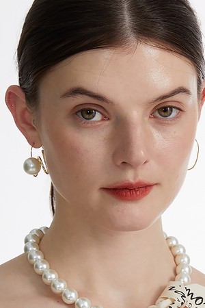 Curvy Gold & Oversized Pearl Earrings_ 곡선 골드와 오버사이즈 진주 귀걸이