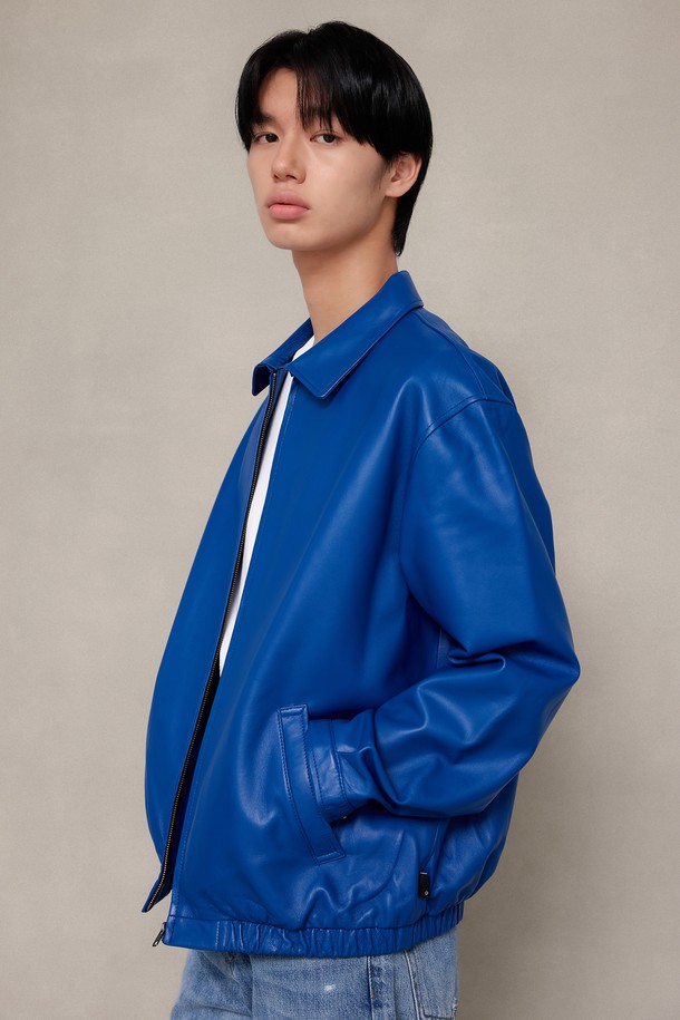 클래식 램스킨 재킷 [블루]는 부드러운 촉감의 램스킨 소재로 제작되어 편안한 착용감을 선사합니다. 레귤러 핏으로 제작되어 어떤 스타일에도 자연스럽게 어울리며, 봄, 가을, 겨울 세 계절 모두 활용 가능합니다. 미니멀하고 시크한 스타일을 연출하여 오피스룩, 비즈니스 캐주얼, 모임룩 등 다양한 TPO에 적합합니다. 무지 디자인은 클래식한 분위기를 더하며 유행을 타지 않고 오래도록 즐겨 입을 수 있습니다. 긴 소매 기장으로 제작되었으며, 다양한 스타일링에 활용하기 좋은 기본 아이템입니다.
