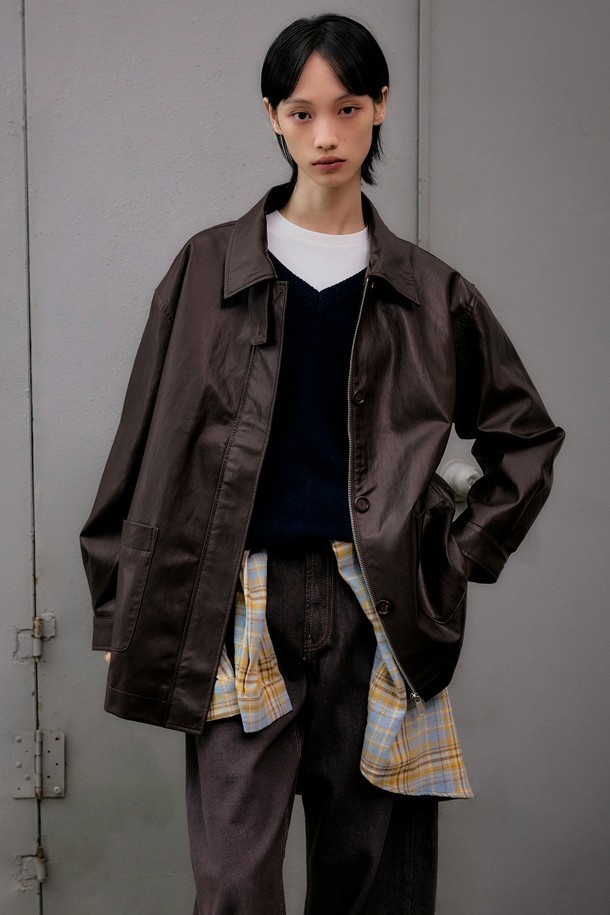 세련된 무드의 신세틱 레더 하프 재킷 [브라운]입니다. 부드러운 촉감의 합성가죽(인조가죽) 소재로 제작되어 편안한 착용감을 선사하며, 레귤러핏 디자인으로 어떤 스타일에도 잘 어울립니다. 봄, 가을 간절기에 활용하기 좋으며, 캐주얼, 스트릿, 미니멀 스타일 모두 소화 가능한 아이템입니다. 데이트룩 연출에도 적합하며, 집업 여밈 방식과 하프 기장으로 트렌디함을 더했습니다. 무지 디자인에 칼라 디테일이 돋보이는 하프 자켓입니다.
