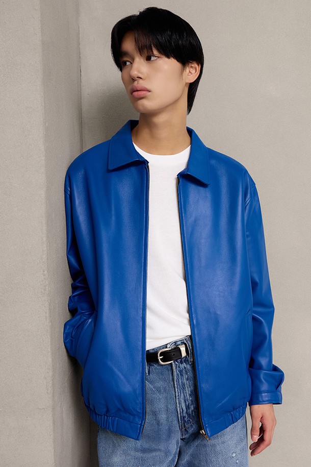 클래식 램스킨 재킷 [블루]는 부드러운 촉감의 램스킨 소재로 제작되어 편안한 착용감을 선사합니다. 레귤러 핏으로 제작되어 어떤 스타일에도 자연스럽게 어울리며, 봄, 가을, 겨울 세 계절 모두 활용 가능합니다. 미니멀하고 시크한 스타일을 연출하여 오피스룩, 비즈니스 캐주얼, 모임룩 등 다양한 TPO에 적합합니다. 무지 디자인은 클래식한 분위기를 더하며 유행을 타지 않고 오래도록 즐겨 입을 수 있습니다. 긴 소매 기장으로 제작되었으며, 다양한 스타일링에 활용하기 좋은 기본 아이템입니다.
