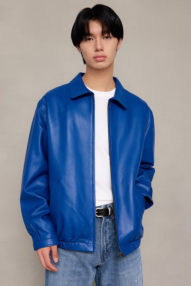 클래식 램스킨 재킷 [블루]는 부드러운 촉감의 램스킨 소재로 제작되어 편안한 착용감을 선사합니다. 레귤러 핏으로 제작되어 어떤 스타일에도 자연스럽게 어울리며, 봄, 가을, 겨울 세 계절 모두 활용 가능합니다. 미니멀하고 시크한 스타일을 연출하여 오피스룩, 비즈니스 캐주얼, 모임룩 등 다양한 TPO에 적합합니다. 무지 디자인은 클래식한 분위기를 더하며 유행을 타지 않고 오래도록 즐겨 입을 수 있습니다. 긴 소매 기장으로 제작되었으며, 다양한 스타일링에 활용하기 좋은 기본 아이템입니다.
