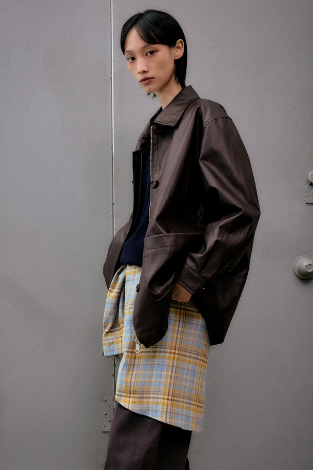 세련된 무드의 신세틱 레더 하프 재킷 [브라운]입니다. 부드러운 촉감의 합성가죽(인조가죽) 소재로 제작되어 편안한 착용감을 선사하며, 레귤러핏 디자인으로 어떤 스타일에도 잘 어울립니다. 봄, 가을 간절기에 활용하기 좋으며, 캐주얼, 스트릿, 미니멀 스타일 모두 소화 가능한 아이템입니다. 데이트룩 연출에도 적합하며, 집업 여밈 방식과 하프 기장으로 트렌디함을 더했습니다. 무지 디자인에 칼라 디테일이 돋보이는 하프 자켓입니다.
