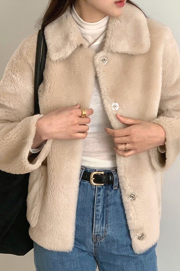 부드러운 양털 소재로 포근함을 선사하는 리얼 양털 데일리 재킷 [베이지]입니다. 가을과 겨울, 쌀쌀한 날씨에 따뜻하게 몸을 감싸주는 두꺼운 두께감의 퍼 재킷입니다. 베이직하고 캐주얼한 스타일로, 일상에서 편안하게 착용하기 좋습니다. 레귤러 핏에 싱글 버튼 여밈으로 깔끔한 실루엣을 연출하며, 긴 소매 기장으로 따뜻함을 더했습니다. 미니멀하고 클래식한 스타일을 선호하는 여성분들께 추천합니다.
