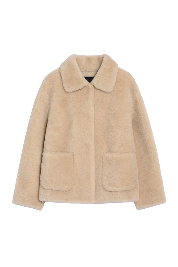 부드러운 양털 소재로 포근함을 선사하는 리얼 양털 데일리 재킷 [베이지]입니다. 가을과 겨울, 쌀쌀한 날씨에 따뜻하게 몸을 감싸주는 두꺼운 두께감의 퍼 재킷입니다. 베이직하고 캐주얼한 스타일로, 일상에서 편안하게 착용하기 좋습니다. 레귤러 핏에 싱글 버튼 여밈으로 깔끔한 실루엣을 연출하며, 긴 소매 기장으로 따뜻함을 더했습니다. 미니멀하고 클래식한 스타일을 선호하는 여성분들께 추천합니다.
