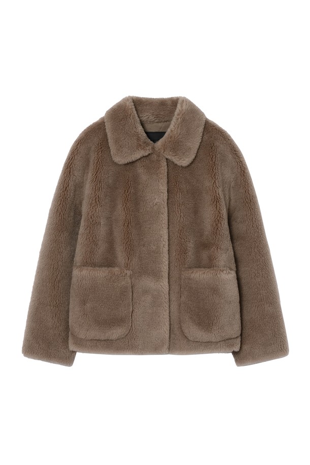 부드러운 양털 소재로 따뜻함과 포근함을 선사하는 여성용 '리얼 양털 데일리 재킷 [다크 베이지]'입니다. 캐주얼, 베이직 스타일로 일상에서 편안하게 착용하기 좋으며, 겨울철 출근룩에도 활용할 수 있습니다. 레귤러 핏과 긴 소매 기장으로 안정적인 착용감을 제공하며, 무지 디자인에 버튼 여밈과 포켓 디테일이 더해져 실용성을 높였습니다. 두꺼운 두께감으로 추운 날씨에도 따뜻하게 몸을 보호해 주어 겨울철 데일리 아우터로 손색없습니다.
