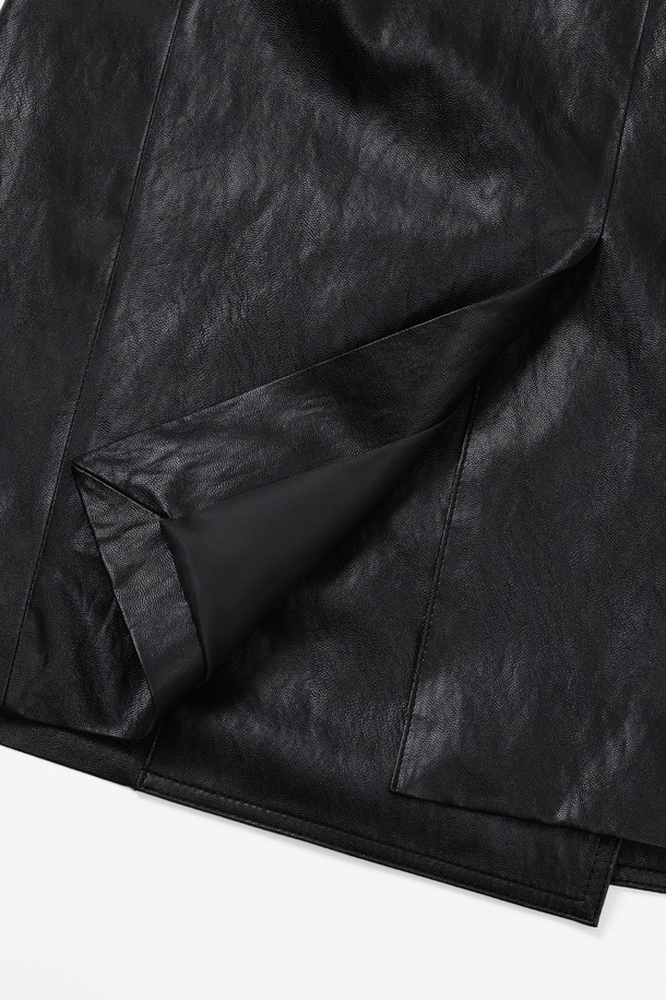 세련된 무드의 신세틱 레더 오버핏 재킷 [블랙]입니다. 부드러운 촉감의 광택감 있는 PU레더 소재에 안감은 폴리에스테르를 사용하여 편안한 착용감을 선사합니다. 캐주얼, 클래식, 미니멀 스타일을 모두 아우르며 데이트룩, 모임룩에 적합합니다. 더블 버튼 여밈 방식과 립 포켓, 백 슬릿 디테일이 특징이며, 봄, 가을 시즌에 활용하기 좋습니다. 넉넉한 오버핏으로 어떤 스타일에도 시크하게 연출할 수 있습니다.
