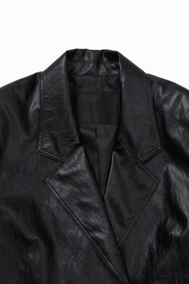 세련된 무드의 신세틱 레더 오버핏 재킷 [블랙]입니다. 부드러운 촉감의 광택감 있는 PU레더 소재에 안감은 폴리에스테르를 사용하여 편안한 착용감을 선사합니다. 캐주얼, 클래식, 미니멀 스타일을 모두 아우르며 데이트룩, 모임룩에 적합합니다. 더블 버튼 여밈 방식과 립 포켓, 백 슬릿 디테일이 특징이며, 봄, 가을 시즌에 활용하기 좋습니다. 넉넉한 오버핏으로 어떤 스타일에도 시크하게 연출할 수 있습니다.
