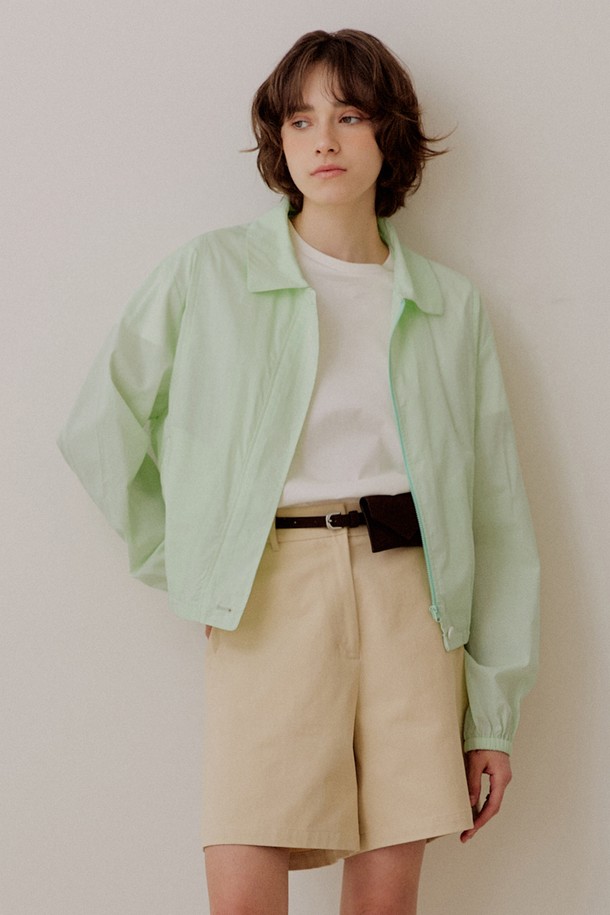 미니멀 시어 코튼 블루종 [민트]는 부드러운 촉감의 면 소재로 제작되어 봄, 초여름에 가볍게 걸치기 좋은 여성 블루종입니다. 얇은 두께감과 시어 소재가 시원한 느낌을 주며, 릴렉스 핏으로 편안하게 착용할 수 있습니다. 드롭 숄더와 밑단, 소매 밴딩 디테일이 돋보이며, 히든 플래킷 여밈 방식으로 깔끔한 미니멀 스타일을 연출합니다. 데이트룩, 동네 마실룩, 카페룩 등 다양한 TPO에 활용하기 좋으며, 미니멀, 캐주얼, 시크한 무드를 동시에 낼 수 있는 아이템입니다.
