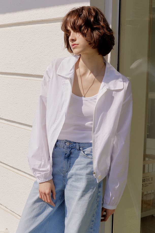 미니멀 시어 코튼 블루종 [아이보리]은 부드러운 면 소재로 제작되어 가볍고 편안한 착용감을 선사합니다. 봄, 초여름 시즌에 어울리는 얇은 두께감과 반투명 시어 소재가 은은한 분위기를 연출하며, 드롭 숄더와 릴랙스 핏으로 여유로운 실루엣을 강조합니다. 히든 플랩과 버튼 여밈 방식, 밑단 및 소매 끝단의 밴딩 처리로 미니멀한 디자인에 포인트를 더했습니다. 데이트룩, 카페룩, 봄 소풍룩 등 다양한 TPO에 활용 가능한 활용도 높은 아이템으로, 미니멀, 캐주얼, 클래식 스타일을 즐겨 입는 여성분들께 추천합니다.
