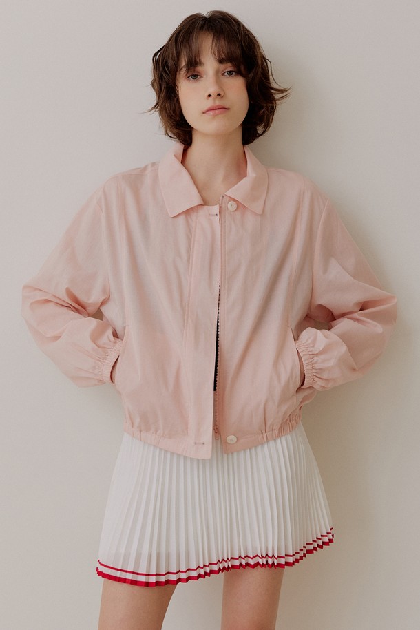 미니멀 시어 코튼 블루종 [라이트핑크]은 부드러운 촉감의 면 소재로 제작되어 봄, 초여름에 가볍게 걸치기 좋은 여성 블루종입니다. 릴랙스핏과 루즈핏으로 편안한 착용감을 선사하며, 밑단과 소매 밴딩, 드롭 숄더 디테일이 자연스러운 실루엣을 연출합니다. 히든 플랩 여밈 방식과 시어(Sheer) 패턴으로 미니멀하고 세련된 무드를 더했습니다. 데이트룩, 동네 마실룩, 카페룩 등 다양한 TPO에 활용 가능한 아이템입니다. 캐주얼, 클래식 스타일을 선호하는 분들께 추천합니다.
