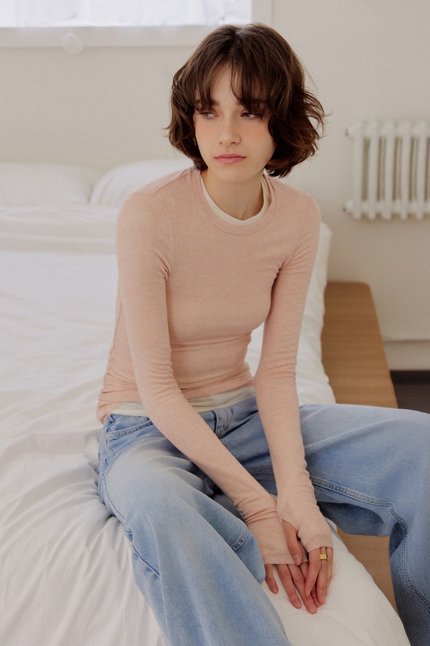 "핑거홀 시어 롱 슬리브" [라이트핑크]는 부드러운 텐셀, 울, 스판덱스 혼방 소재로 제작되어 은은한 시스루 룩을 연출하는 여성 티셔츠입니다. 손가락 홀 디테일이 포인트이며, 슬림핏 라운드넥 디자인으로 어떤 스타일에도 쉽게 매치할 수 있습니다. 얇은 두께감으로 레이어드하여 다양한 스타일을 연출하기 좋으며, 데일리룩, 카페룩, 모임룩 등 다채로운 TPO에 활용 가능합니다. 미니멀, 클래식, 캐주얼 무드를 모두 소화하는 베이직 아이템으로, 사계절 내내 활용할 수 있습니다. 라이트핑크, 아이보리, 블루 세 가지 컬러로 만나보세요.
