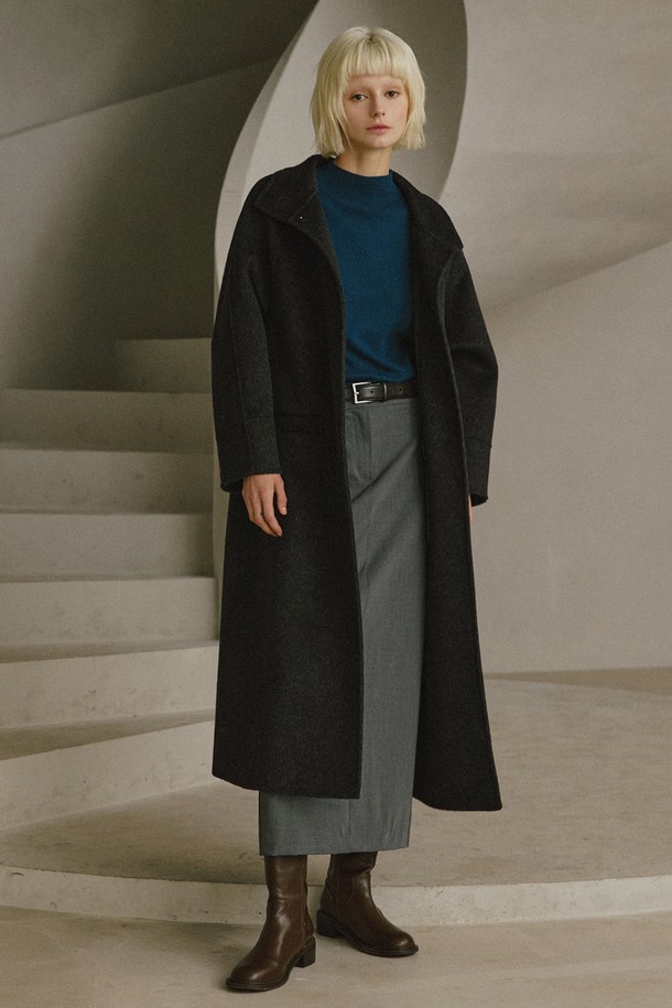 캐시미어 핸드메이드 하이넥 롱 코트 [차콜]는 부드러운 촉감과 뛰어난 보온성을 자랑하는 겨울, 가을 시즌 필수 아우터입니다. 미니멀하고 클래식한 스타일을 연출하며, 차콜, 오트밀, 브라운 3가지 컬러로 만나볼 수 있습니다. 하이넥 디자인과 롱 기장, 내추럴한 A라인 실루엣이 세련된 핏을 선사하며, 백 플리팅 디테일, 히든 스냅 버튼, 사이드 포켓, 안감 처리 등 섬세한 디테일로 완성도를 높였습니다. 울, 캐시미어, 실크 혼방의 고급 소재로 제작되어 겨울 데일리룩, 오피스룩, 모임룩 등 다양한 TPO에 활용하기 좋습니다.
