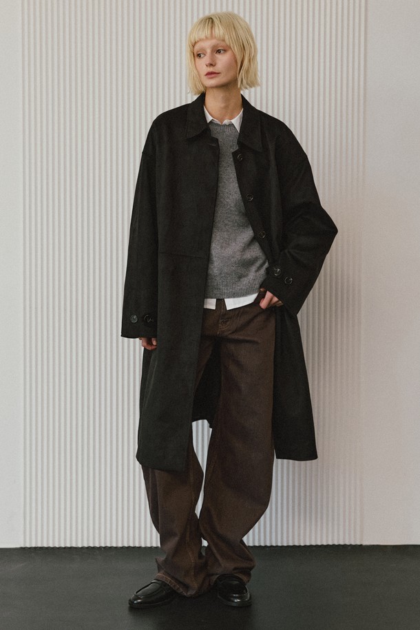 신세틱 스웨이드 싱글 맥 코트 [블랙]은 남녀 모두 착용 가능한 미니멀하고 클래식한 스타일의 롱 기장 아우터입니다. 부드러운 촉감의 프리미엄 신세틱 스웨이드 소재와 히든 버튼 여밈 방식, 릴랙스 핏으로 편안한 착용감을 선사합니다. 소매 스트랩 버튼 디테일과 사이드 포켓으로 실용성을 더했으며, 가을, 겨울철 출근룩, 데일리룩, 오피스룩 등 다양한 TPO에 활용하기 좋습니다. 블랙, 다크브라운 두 가지 색상으로 만나보세요.
