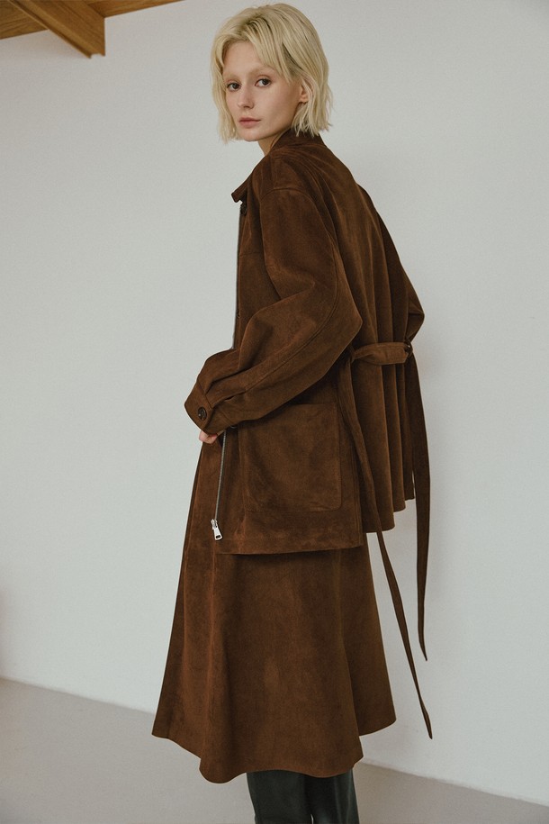 세련된 스타일을 완성하는 신세틱 스웨이드 벨티드 하프 자켓입니다. 부드러운 촉감의 브라운, 카멜, 블랙 세 가지 색상으로 출시되어, 어떤 룩에도 시크하고 세련된 분위기를 더합니다. 허리 벨트 디테일과 슬림핏 디자인으로 여성스러운 실루엣을 연출하며, 봄, 가을 시즌 데이트룩, 오피스룩, 모임룩 등 다양한 TPO에 활용하기 좋습니다. 소매 버튼 디테일과 아우터 포켓은 실용성을 더하고, 얇은 두께와 경량 소재로 편안한 착용감을 선사합니다. 미니멀하고 클래식한 스타일을 선호하는 여성분들께 추천하는 하프 자켓입니다.
