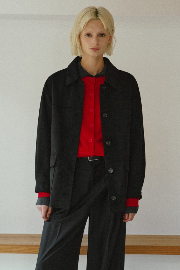 세련된 무드의 신세틱 스웨이드 하프 재킷 [블랙]입니다. 부드러운 촉감의 폴리에스테르 스웨이드 소재로 제작되어 간절기에 착용하기 좋습니다. 베이직 칼라 디자인과 싱글 버튼 여밈으로 미니멀하고 모던한 스타일을 연출합니다. 루즈핏으로 편안한 착용감을 선사하며, 데이트룩이나 쇼핑룩에 매치하여 클래식하면서도 캐주얼한 분위기를 낼 수 있습니다. 백 플라켓 디테일과 아우터 포켓으로 실용성을 더했습니다.
