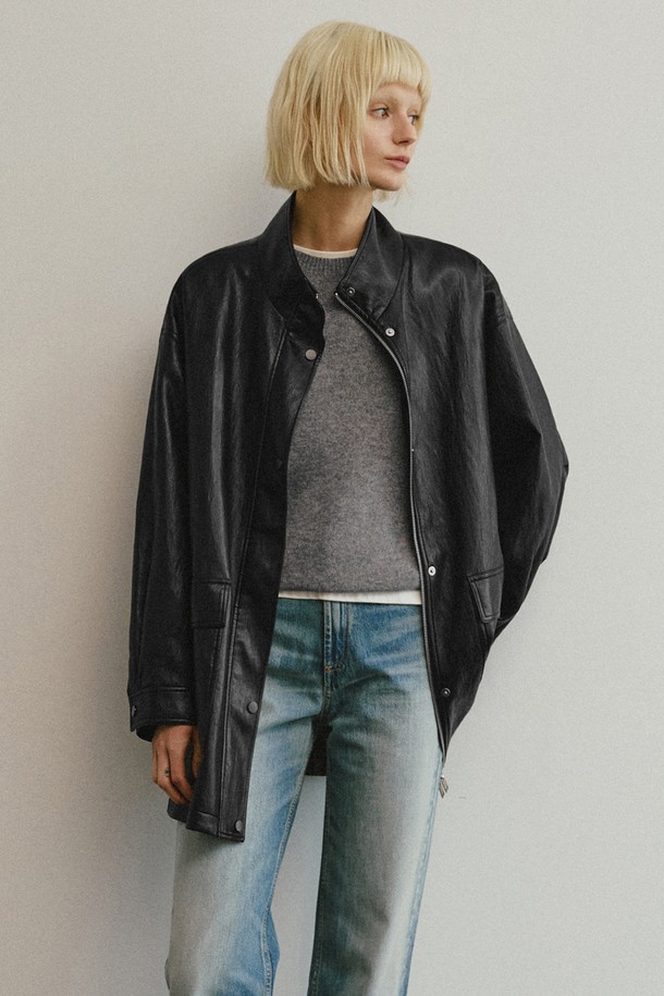 세련된 무드의 신세틱 레더 하이넥 오버핏 재킷 [블랙]입니다. 미니멀하고 모던한 스타일로, 일상과 데이트룩, 모임룩에 적합합니다. 부드러운 폴리우레탄 소재로 제작되어 편안한 착용감을 선사하며, 보통 두께감으로 봄, 가을 시즌에 활용하기 좋습니다. 하이넥 디자인과 소매 스냅 버튼 디테일이 돋보이며, 무지 패턴과 오버핏 실루엣이 시크한 매력을 더합니다. 양쪽 포켓과 자연스러운 드레이핑으로 심플하면서도 세련된 스타일을 완성하세요.
