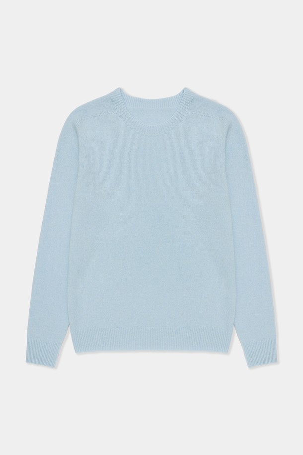 베이직 울 100 라운드 니트는 [가을, 겨울] 시즌을 위한 필수 아이템입니다. 10가지 다채로운 [아이보리, 오트밀, 베이지, 레드, 라이트그린, 스카이블루, 블루, 브라운, 그레이, 블랙] 컬러로 출시되어, [미니멀, 클래식, 캐주얼] 스타일을 연출하기에 좋습니다. 울 100% 소재로 제작되어 부드러운 촉감과 뛰어난 보온성을 자랑하며, 두꺼운 두께감으로 한겨울에도 따뜻하게 입을 수 있습니다. 레귤러 핏과 라운드넥 디자인으로 제작되었으며, 다양한 하의와 쉽게 매치하여 [겨울 데일리룩, 데이트룩]을 완성할 수 있습니다. 리브 디테일과 자연스러운 드레이프가 돋보이며, 내구성이 좋은 넥라인으로 오랫동안 변형 없이 착용 가능합니다.
