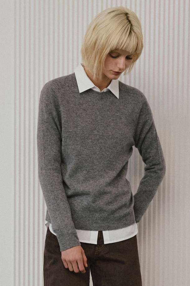 베이직 울 100 라운드 니트는 부드러운 촉감의 울 소재로 제작되어 가을, 겨울철 데일리룩을 위한 완벽한 선택입니다. 라운드넥과 레귤러핏 디자인으로 캐주얼, 미니멀, 클래식 스타일 모두 소화 가능하며, 다양한 하의와 손쉽게 매치할 수 있습니다. 목선, 소매, 밑단 리브 마감으로 깔끔한 핏을 연출하며, 10가지 다채로운 컬러(IVORY, OATMEAL, BEIGE, RED, LIGHT GREEN, SKY BLUE, BLUE, BROWN, GRAY, BLACK)로 폭넓은 선택지를 제공합니다. 중간 두께감과 긴소매 기장으로 따뜻함을 더하며, 내구성이 뛰어나 오래도록 즐겨 입을 수 있습니다. 무지 디자인으로 유행에 구애받지 않고 오랫동안 활용할 수 있는 기본 아이템입니다.
