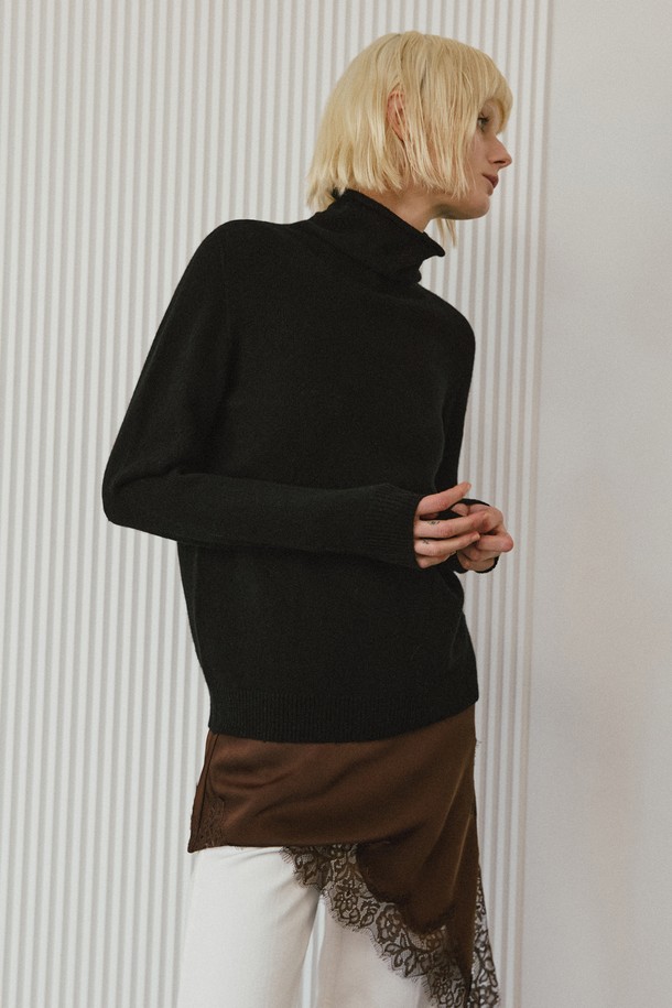 베이직 울 100% 터틀넥 풀오버는 가을과 겨울, 포근하고 따뜻하게 착용하기 좋은 니트/스웨터입니다. 부드러운 촉감의 울 100% 소재로 제작되어 편안한 착용감을 선사하며, 10가지 다채로운 컬러(아이보리, 오트밀, 베이지, 레드, 라이트그린, 스카이블루, 블루, 브라운, 그레이, 블랙)로 베이직 하면서도 세련된 스타일을 연출합니다. 레귤러 핏과 긴 소매 기장, 터틀넥 디자인으로 어떤 하의와도 잘 어울려 겨울 데일리룩, 집콕룩, 모임룩 등 다양한 TPO에 활용할 수 있습니다. 클래식, 미니멀, 캐주얼 등 폭넓은 스타일을 소화하며, 무지 패턴으로 유행을 타지 않아 오랫동안 즐겨 입을 수 있습니다.
