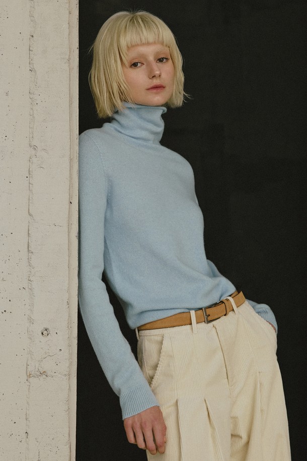 베이직 울 100 터틀넥 풀오버는 여성용 니트/스웨터로, 가을과 겨울에 착용하기 좋습니다. 울 100% 소재로 제작되어 부드러운 촉감과 두꺼운 두께감으로 따뜻하게 입을 수 있습니다. 목을 감싸는 터틀넥 디자인과 레귤러핏으로 클래식, 미니멀, 캐주얼 스타일 모두 연출 가능하며, 스카이블루, 아이보리, 오트밀, 베이지 등 10가지 다채로운 컬러 옵션을 제공합니다. 일상, 카페, 모임 등 다양한 TPO에 활용할 수 있으며, 자연스러운 드레이핑 실루엣이 특징입니다.
