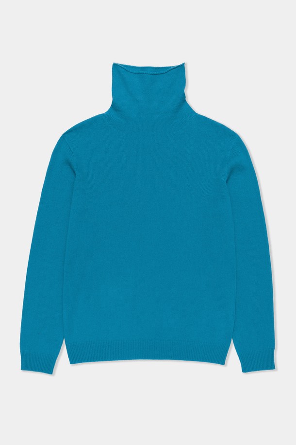 베이직 울 100 터틀넥 풀오버는 부드러운 촉감의 울 소재로 제작되어 가을, 겨울에 따뜻하게 착용할 수 있습니다. 모던한 디자인과 레귤러 핏으로 어떤 하의와도 잘 어울려 데일리룩으로 활용하기 좋습니다. 터틀넥 디자인으로 보온성을 높였으며, 자연스러운 드레이핑 실루엣이 특징입니다. 아이보리, 오트밀, 베이지 등 10가지 다채로운 컬러 옵션으로 제공되어, 클래식, 미니멀, 캐주얼 등 다양한 스타일을 연출할 수 있습니다. 모임룩, 데이트룩 등 TPO에 맞춰 폭넓게 활용해보세요.
