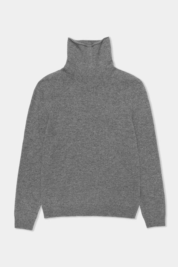 베이직 울 100 터틀넥 풀오버는 가을, 겨울 시즌에 활용하기 좋은 데일리 아이템입니다. 부드러운 촉감의 100% 울 소재로 제작되어 포근하고 편안한 착용감을 선사합니다. 레귤러 핏에 긴 소매, 터틀넥 디자인으로 클래식하고 모던한 스타일을 연출하며, 다양한 하의와 매치하여 겨울 데일리룩, 카페룩, 데이트룩 등 폭넓게 활용할 수 있습니다. 스카이블루, 아이보리, 오트밀, 베이지, 레드, 라이트그린, 블루, 그레이, 브라운, 블랙까지 총 10가지 다채로운 컬러 옵션으로 만나보세요. 자연스러운 실루엣을 연출하여 어떤 스타일에도 잘 어울립니다.
