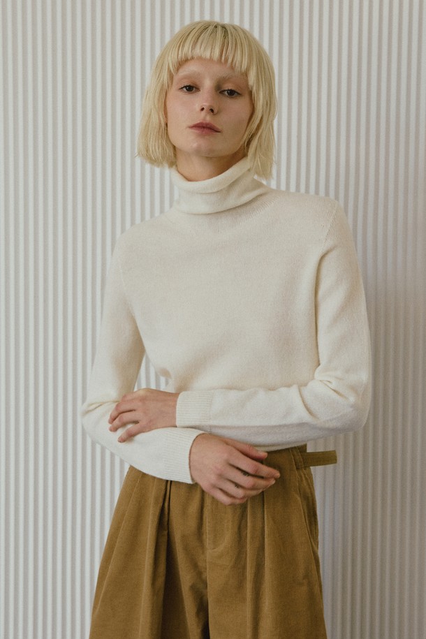 베이직 울 100% 터틀넥 풀오버는 가을과 겨울, 쌀쌀한 날씨에 따뜻하고 포근하게 몸을 감싸주는 필수 아이템입니다. 울 100% 소재로 제작되어 부드러운 촉감과 뛰어난 보온성을 자랑하며, 목을 감싸는 터틀넥 디자인으로 더욱 따뜻하게 착용할 수 있습니다. 레귤러핏으로 제작되어 어떤 하의와도 잘 어울리며, 일상, 카페, 데이트 등 다양한 TPO에 활용 가능합니다. 클래식, 미니멀, 캐주얼 등 어떤 스타일에도 매치하기 쉬운 베이직한 디자인으로, 총 10가지 다채로운 컬러(스카이블루, 아이보리, 오트밀, 베이지, 레드, 라이트그린, 블루, 그레이, 브라운, 블랙)로 만나보세요. 자연스러운 드레이핑이 멋스러운 이 풀오버는 당신의 겨울 스타일을 더욱 풍성하게 만들어 줄 것입니다.
