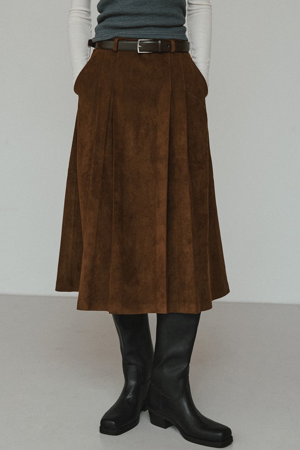 부드러운 촉감이 돋보이는 신세틱 스웨이드 소재의 플레어 롱 스커트입니다. 브라운 컬러로, 클래식하고 베이직한 스타일을 연출합니다. 자연스러운 A라인 실루엣과 롱 기장으로 우아함을 더하며, 벨트 루프 디테일이 특징입니다. 안감이 있어 편안하게 착용 가능하며, 가을 데이트룩이나 나들이룩에 적합합니다. 미니멀하고 캐주얼한 스타일과도 잘 어울립니다.
