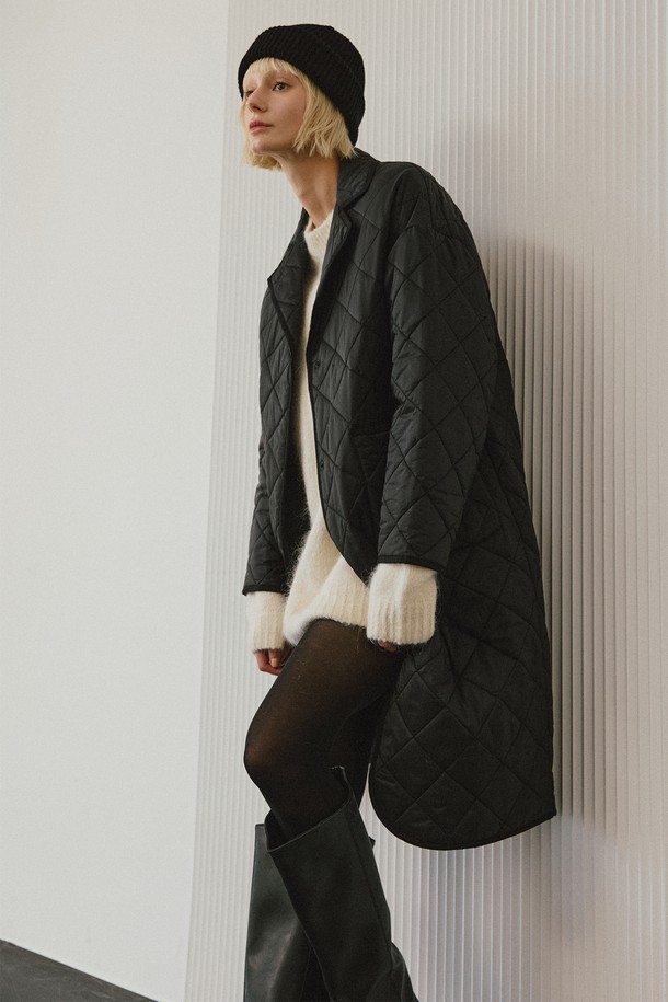 블랙 컬러의 퀼티드 경량 패딩 롱 코트입니다. 가을, 겨울 시즌에 어울리는 여성용 아우터로, 일상과 출근룩에 모두 활용 가능합니다. 미니멀하고 베이직한 스타일의 레귤러핏 디자인이며, 가볍고 부드러운 나일론 소재를 사용하여 편안한 착용감을 선사합니다. 얇은 두께감으로 간절기부터 겨울까지 폭넓게 활용 가능하며, 집업 여밈 방식으로 간편하게 착용할 수 있습니다. 퀼팅 패턴이 돋보이는 롱 코트로, 보온 기능과 함께 세련된 스타일을 연출해보세요.
