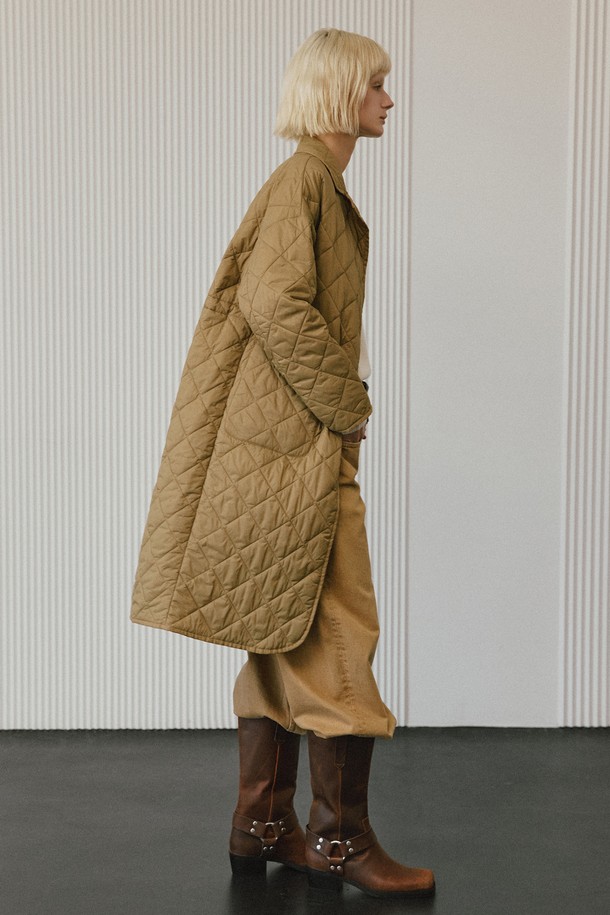 가볍고 따뜻한 퀼티드 경량 패딩 롱 코트입니다. 산뜻한 그린 컬러가 돋보이며, 여성스러운 캐주얼 스타일을 연출합니다. 얇은 두께로 제작되어 간절기부터 겨울까지 폭넓게 활용 가능하며, 집업 여밈으로 편안하게 착용할 수 있습니다. 롱 기장과 퀼팅 디자인이 어우러져 세련된 분위기를 더하며, 출근룩과 여행룩 모두 잘 어울립니다. 부드러운 나일론 소재로 제작되어 편안한 착용감을 선사합니다.
