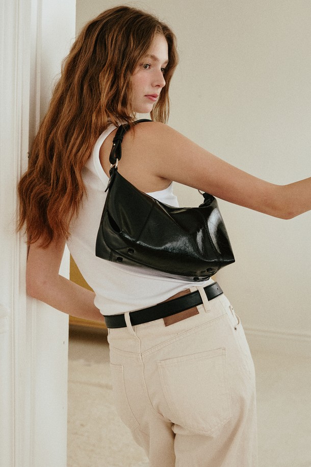 레더 스티치 호보백 [블랙]은 부드러운 합성가죽 소재에 은은한 광택감이 돋보이는 여성 호보백입니다. 미디엄 사이즈의 반원 형태 가방으로, 넉넉한 수납공간과 가벼운 무게로 실용성을 더했습니다. 세련된 옆면 실루엣과 입체적인 라인이 특징이며, 지퍼형 잠금 방식으로 안전하게 소지품을 보관할 수 있습니다. 블랙 컬러에 무지 디자인으로, 베이직하고 캐주얼한 스타일을 연출하며, 스티치 디테일과 실버 부자재, 바닥 스터드로 포인트를 주었습니다. 일상 용도로 미니멀, 캐주얼, 클래식 스타일을 즐겨 입는 분들께 추천합니다.
