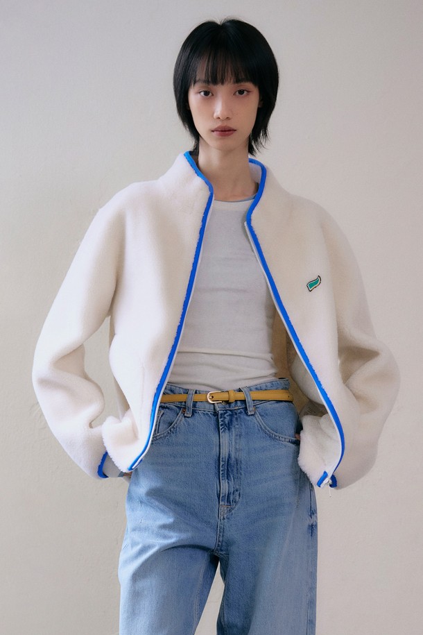 부드러운 양털 플리스 소재로 제작되어 포근함을 선사하는 리얼 양털 플리스 집업 [아이보리]입니다. 가을, 겨울 시즌에 따뜻하게 입을 수 있는 두꺼운 두께감의 여성 플리스 재킷으로, 캐주얼, 스포티, 미니멀한 스타일을 연출하기 좋습니다. 집업 디자인과 루즈핏으로 편안한 착용감을 제공하며, 일상복뿐만 아니라 산책룩, 캠핑룩 등 다양한 TPO에 활용할 수 있습니다. 무지 디자인에 아이보리 컬러로 어떤 옷에도 쉽게 매치할 수 있으며, 긴 소매 기장으로 따뜻함을 더했습니다. 보온성이 뛰어나 추운 날씨에도 든든하게 몸을 감싸줍니다.
