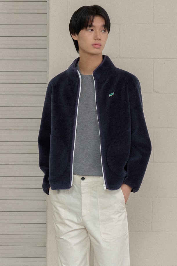 네이비 컬러의 맨즈 리얼 양털 플리스 집업입니다. 부드러운 촉감의 양털 플리스 소재로 제작되어 가을, 겨울철 따뜻하게 입을 수 있습니다. 캐주얼, 미니멀 스타일로 출근룩, 캠핑룩 등 다양한 TPO에 활용 가능합니다. 레귤러핏에 두꺼운 두께감으로 편안한 착용감을 선사하며, 무지 디자인과 긴 소매 기장, 집업 여밈 방식으로 베이직한 디자인을 완성했습니다. 보온성이 뛰어나 추운 날씨에도 든든하게 몸을 감싸줍니다.
