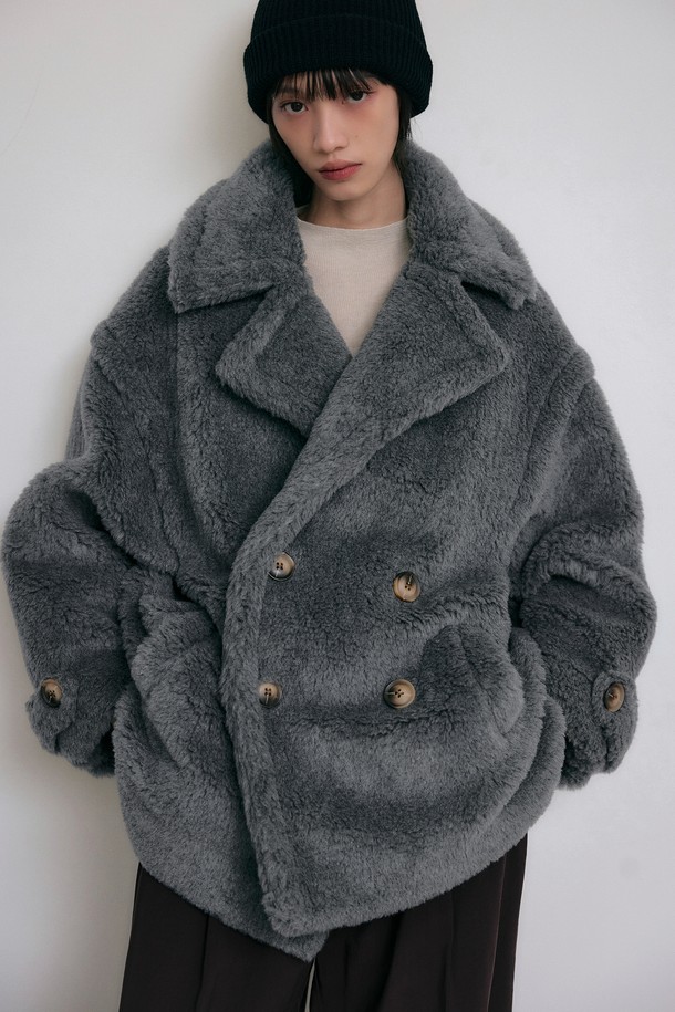 다크그레이 컬러의 테디베어 오버핏 더블 하프 울 코트입니다. 부드러운 촉감의 울 소재로 제작되어 가을, 겨울 시즌에 따뜻하게 착용할 수 있습니다. 캐주얼, 클래식, 미니멀 스타일을 소화하며, 출근룩과 모임룩에 모두 잘 어울립니다. 하프 기장의 코트로, 오버핏 디자인과 더블 버튼 여밈이 특징입니다. 퍼 소재가 더해져 포근한 느낌을 주며, 칼라 디테일로 포인트를 더했습니다.
