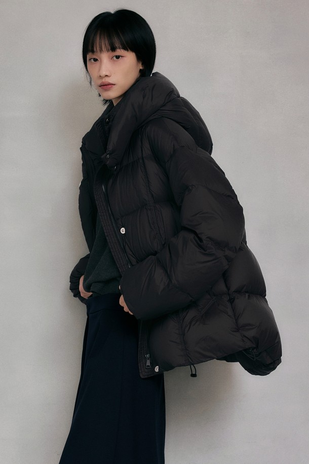 이지 웜 후디드 덕 다운 점퍼 [블랙]는 겨울철 추위로부터 당신을 보호해 줄 필수 아이템입니다. 일상과 캐주얼한 스타일에 모두 잘 어울리는 베이직한 디자인으로, 부드러운 촉감의 덕 다운 충전재가 뛰어난 보온성을 제공합니다. 레귤러핏에 무지 패턴, 후드 스타일로 제작되어 어떤 옷에도 쉽게 매치할 수 있으며, 집업 여밈 방식으로 편안하게 착용 가능합니다. 출근룩이나 여행룩에 활용하여 당신의 스타일을 완성해보세요.
