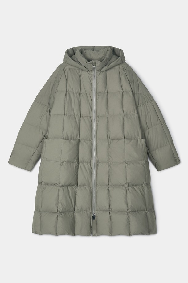 와이드핏 후디드 구스 다운 롱 점퍼 [그린]은 겨울철 추위로부터 당신을 따뜻하게 보호해 줄 캐주얼 스타일의 아우터입니다. 부드러운 촉감의 구스다운 충전재가 롱 기장으로 넉넉하게 채워져 보온성을 극대화하며, 와이드핏 디자인으로 편안한 착용감을 선사합니다. 일상복은 물론 여행이나 캠핑과 같은 활동적인 TPO에도 적합하며, 무지 스타일로 미니멀하고 고프코어 무드를 연출합니다. 집업 방식으로 간편하게 착용 가능하며, 긴 소매와 후디드 디자인으로 더욱 따뜻하고 스타일리시하게 연출할 수 있습니다.
