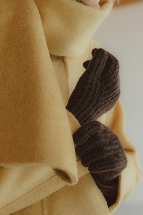 소프트 울 100% 글러브[3COL]는 부드러운 촉감과 따뜻함을 선사하는 겨울철 필수 아이템입니다. 울 100% 소재로 제작되어 뛰어난 보온성을 제공하며, 무지 디자인과 클래식, 미니멀 스타일로 어떤 룩에도 자연스럽게 매치됩니다. 특히 추운 날씨에도 따뜻하고 편안하게 손을 보호해줍니다. 브라운 컬러는 고급스러운 분위기를 더하며, 다양한 스타일에 활용하기 좋습니다. 일상생활에서 따뜻함과 스타일을 모두 갖추고 싶다면 이 장갑을 선택하세요.
