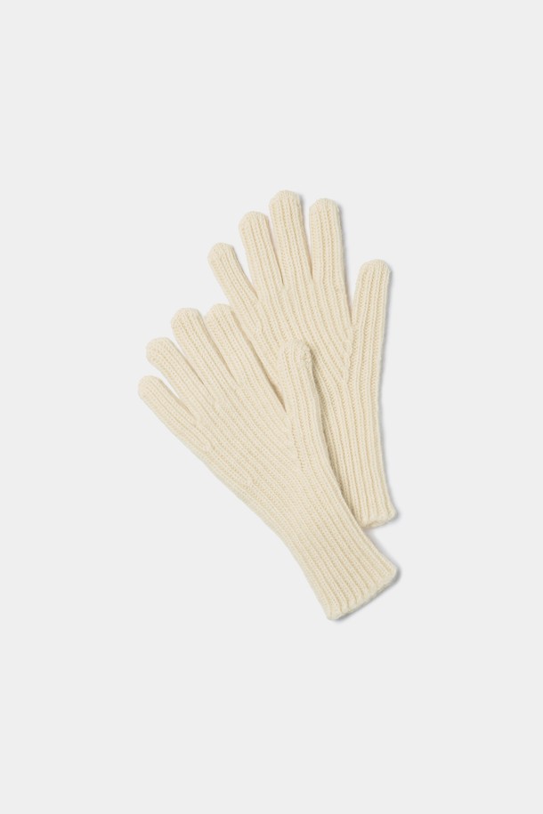 부드러운 촉감과 따뜻함을 선사하는 소프트 울 100 글러브입니다. 포근한 울 소재로 제작되어 겨울철 보온성을 높여주며, 두꺼운 두께감으로 추위를 효과적으로 막아줍니다. 아이보리 색상의 무지 디자인으로 어떤 스타일에도 잘 어울리며, 클래식, 미니멀, 캐주얼 등 다양한 스타일 연출에 활용 가능합니다. 출근룩에 세련된 포인트를 더해주는 필수 아이템입니다. 울 100%의 고급스러운 소재감으로 손끝까지 따뜻하게 보호해줍니다.
