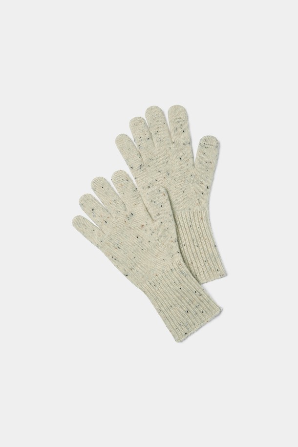 스마트 터치 니트 글러브는 가을, 겨울철 따뜻함과 스타일을 동시에 잡을 수 있는 장갑입니다. 부드러운 니트 소재로 제작되어 편안한 촉감을 제공하며, 베이지, 아이보리 등 2가지 색상으로 출시되어 다양한 스타일에 매치하기 좋습니다. 무지 디자인으로 미니멀, 클래식, 캐주얼 룩에 모두 잘 어울리며, 산책룩 연출에도 활용하기 좋습니다. 스마트폰 터치가 가능하여 일상생활의 편리함까지 더했습니다.
