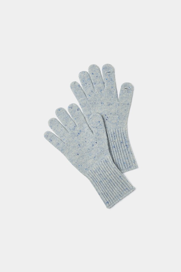 부드러운 니트 소재로 제작되어 따뜻하고 편안한 착용감을 선사하는 스마트 터치 니트 글러브입니다. 가을, 겨울철에 활용하기 좋으며, 무지 디자인과 미니멀, 캐주얼, 클래식 스타일을 모두 아우르는 디자인으로 어떤 옷차림에도 잘 어울립니다. 스마트폰 터치 기능을 지원하여 추운 날씨에도 장갑을 벗지 않고 편리하게 스마트 기기를 사용할 수 있습니다. 그레이 컬러로 출시되어 다양한 스타일에 매치하기 용이합니다. 일상생활에서 유용하게 사용할 수 있는 필수 아이템입니다.
