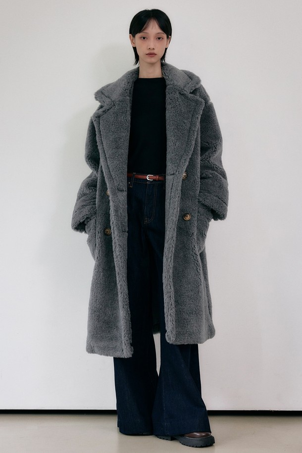다크 그레이 컬러의 테디베어 오버핏 더블 롱 울 코트입니다. 부드러운 촉감의 울 소재로 제작되어 가을과 겨울, 두 계절 동안 따뜻하게 착용할 수 있습니다. 롱 기장에 더블 버튼 여밈 방식으로 클래식한 무드를 연출하며, 오버핏 디자인으로 캐주얼한 스타일을 완성합니다. 출근룩과 모임룩 등 다양한 TPO에 활용할 수 있으며, 무지 패턴으로 미니멀한 스타일 연출에도 용이합니다.
