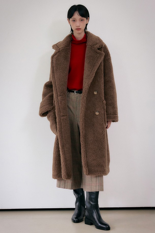 **테디베어 오버핏 더블 롱 울 코트 [다크브라운]**

부드러운 촉감과 따뜻함을 선사하는 테디베어 소재의 여성 오버핏 더블 롱 울 코트입니다. 다크브라운 컬러로, 캐주얼, 클래식, 미니멀 스타일 모두 소화 가능하며, 데이트룩과 모임룩에 적합합니다. 두꺼운 두께감으로 가을, 겨울 시즌에 착용하기 좋으며, 롱 기장과 긴 소매가 특징입니다. 더블 버튼 여밈 방식의 테디베어 코트로, 포근하고 세련된 겨울 스타일을 연출해보세요.
