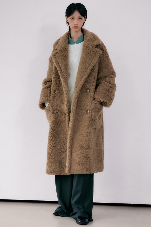 부드러운 촉감과 따뜻함을 선사하는 테디베어 오버핏 더블 롱 울 코트 [브라운]입니다. 포근한 테디베어 코트 타입으로, 겨울철 추위에도 끄떡없는 두꺼운 두께감을 자랑합니다. 롱 기장에 오버핏 디자인으로 편안하면서도 캐주얼한 스타일을 연출하며, 더블 버튼 여밈으로 클래식한 무드를 더했습니다. 출근룩과 모임룩 모두 소화 가능한 활용도 높은 아이템으로, 무지 디자인으로 미니멀한 스타일을 즐기기에도 좋습니다. 여성스러운 실루엣을 완성하는 브라운 컬러의 롱 코트를 만나보세요.
