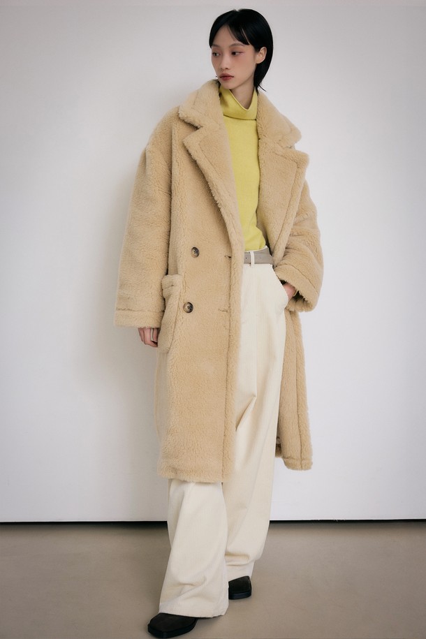 부드러운 촉감의 테디베어 오버핏 더블 롱 울 코트입니다. 라이트베이지 컬러로, 캐주얼, 클래식, 미니멀 스타일을 모두 소화할 수 있습니다. 롱 기장에 두꺼운 두께감으로 가을, 겨울 시즌에 따뜻하게 착용 가능하며, 출근룩과 모임룩에 활용하기 좋습니다. 더블 버튼 디자인과 오버핏으로 세련된 실루엣을 연출합니다. 울 소재로 제작되어 고급스러운 분위기를 더합니다.
